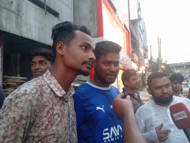 আ.লীগ কার্যালয়ের সামনে থেকে মিডিয়ার সঙ্গে কথা বলছেন তারা