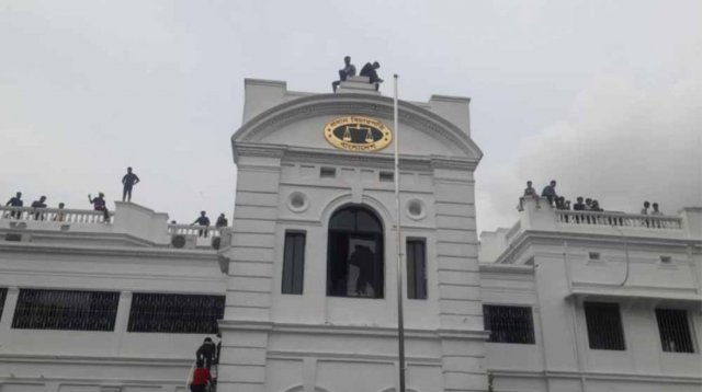 ৫ আগস্ট সরকার পতনের পর প্রধান বিচারপতির বাসভবনে ঢুকে পড়ে বিক্ষোভকারীরা (ছবি: সংগৃহীত)