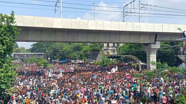 রাস্তায় নেমে আসো লাখো মানুষ (ছবি: সাজ্জাদ হোসেন)