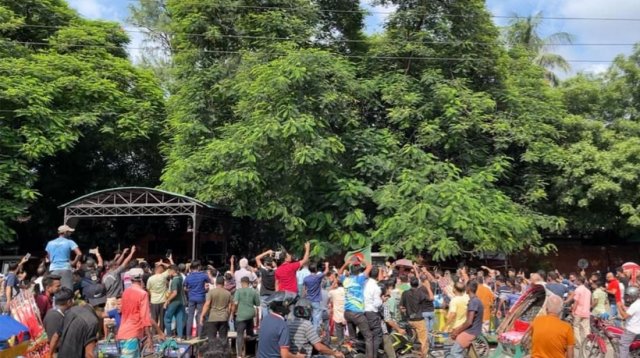 গণভবনে জনতা