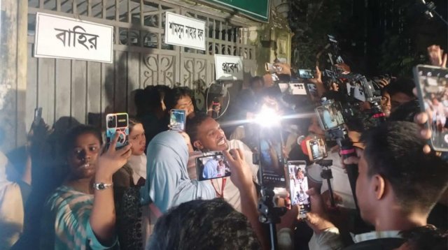 ইউল্যাব স্কুল কেন্দ্রে ছাত্রদলের বিক্ষোভ, ছাত্রীদের সঙ্গে উত্তপ্ত বাক্যবিনিময়