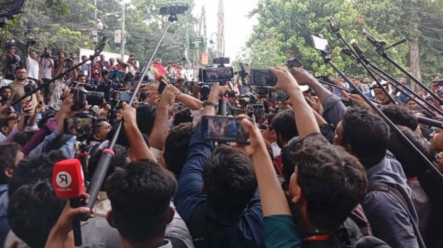 টিএসসিতে হেনস্তার শিকার সহকারী প্রক্টর, ছাত্রদল-শিবির পাল্টাপাল্টি অভিযোগ