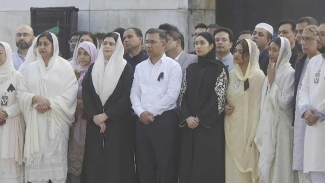 সমাধিস্থলে পরিবারের সদস্যরা