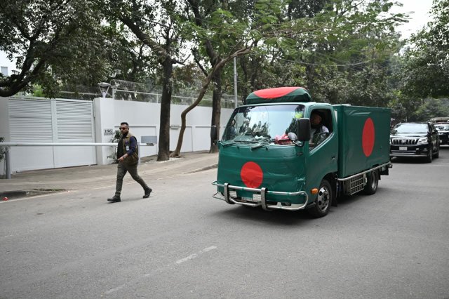 গুলশানের বাসভবন থেকে সংসদ ভবনের পথে কফিন বহনকারী গাড়ি