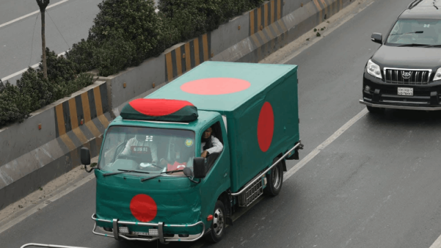 এভারকেয়ার থেকে গুলশানের বাসভবনের পথে কফিনবাহী গাড়ি