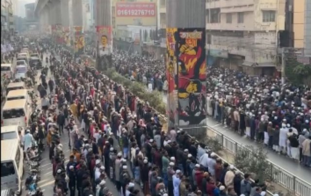রাজধানীর বিভিন্ন সড়কে ছড়িয়ে পড়ে জানাজায় অংশ নেওয়া মানুষের সারি