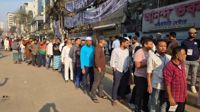 পুরুষ ভোটারদের লাইন, ছবি: তানভীর হাসান