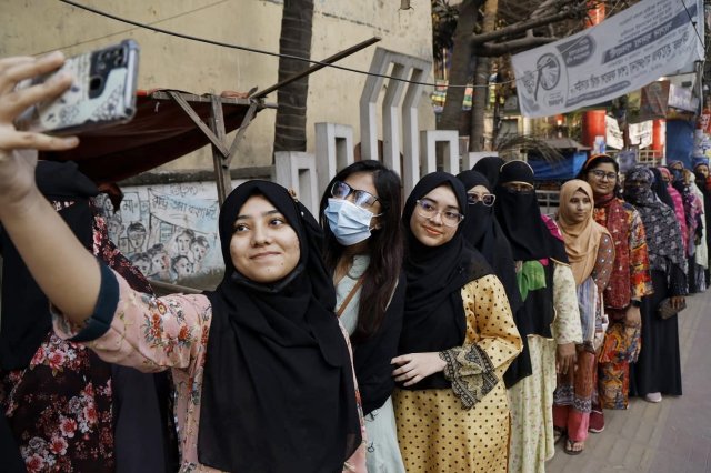 ভোটের লাইনে দাঁড়িয়ে সেলফি তুলছেন জেন জি ভোটাররা, ছবি: আহাদুল করিম খান