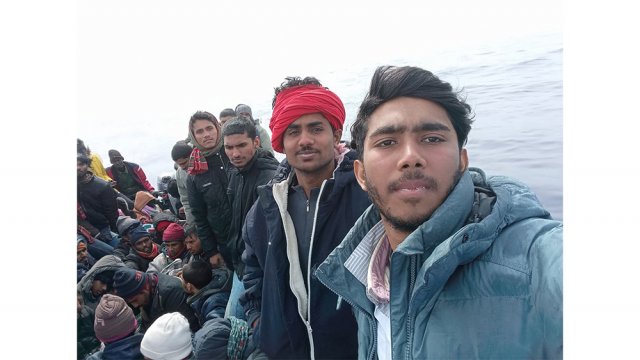  ইঞ্জিনচালিত নৌকায় করে জীবনের ঝুঁকি নিয়ে সাগর পাড়ি দেন অভিবাসন প্রত্যাশীরা, ছবি সংগৃহীত