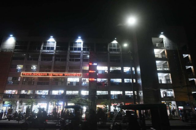  রাজধানীর পল ওয়েল সুপার মার্কেটে সন্ধ্যা সাতটার পরও আংশিকভাবে আলো জ্বলতে দেখা গেছে