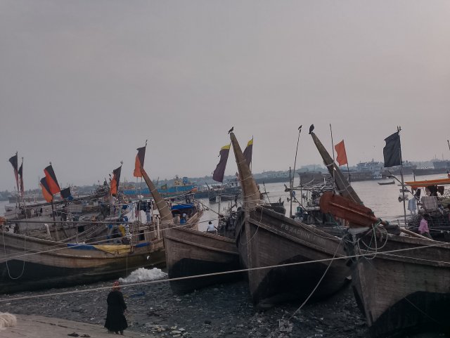 জ্বালানি সংকট: ঘাটে বসে আছে শত শত ট্রলার-জাহাজ