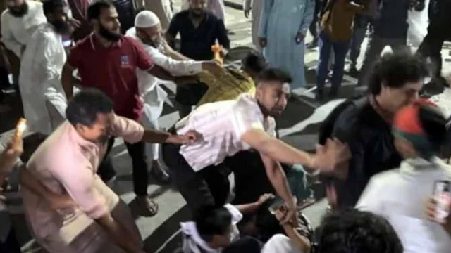 রাজধানীর শাহবাগে ট্রান্সজেন্ডার ও সমকামিতার অভিযোগ তুলে একদল নারী-পুরুষের ওপর হামলা