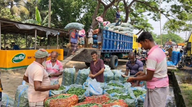 সরকারি সিদ্ধান্তের আগেই ট্রাক ভাড়া বেড়েছে ১০-১৫ হাজার টাকা