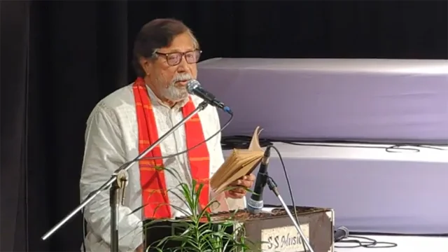 আবৃত্তি করছেন ভাস্বর বন্দোপাধ্যায়