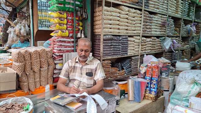 পুরান ঢাকার বৃহৎ মসলা বাজার মৌলভীবাজারে ক্রেতার অপেক্ষায় একজন বিক্রেতা। ছবি: আরিফুল ইসলাম