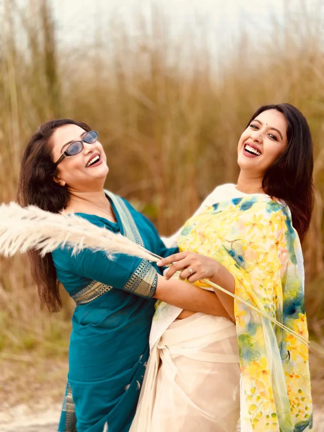 মায়ের সঙ্গে ঐশী