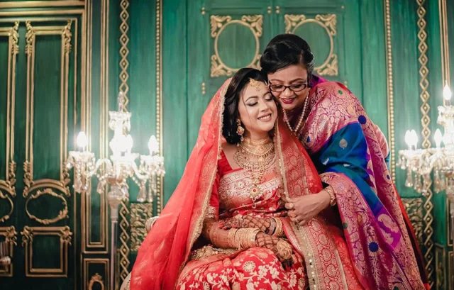 বিয়ের আসরে ঐশী, সঙ্গে মা