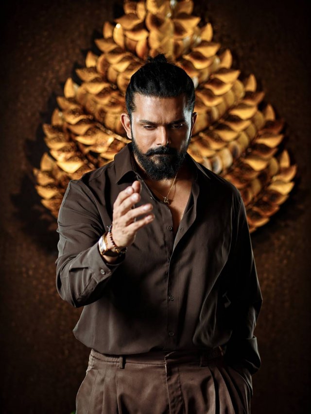 আরিফিন শুভ যে লুকে আসছেন