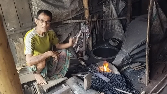ঈদের বাজারে বাড়তি চাপ, টুংটাং শব্দে মুখর কামারপল্লী