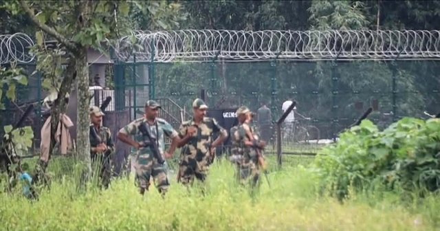 গত শুক্রবার ভোররাতে ১০ জন নারী-পুরুষ ও শিশুকে বাংলাদেশে পুশইনের চেষ্টা করে ভারতীয় সীমান্তরক্ষী বাহিনী