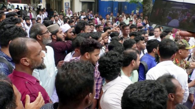 সকাল থেকে কয়েকজন ইন্টার্ন হাসপাতালে ডেড হাউজের সামনে অবস্থান নিয়ে লাশ আটকে রাখেন