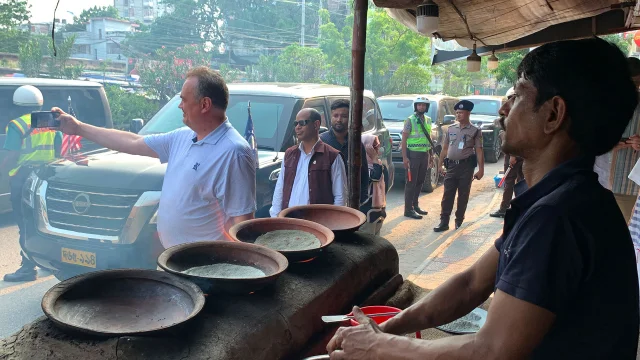 রুটি তৈরির প্রক্রিয়া ও সেলফি কালাই রুটি কীভাবে প্রস্তুত করা হচ্ছে, তা দোকানে দীর্ঘক্ষণ দাঁড়িয়ে অত্যন্ত আগ্রহের সঙ্গে প্রত্যক্ষ করেন মার্কিন রাষ্ট্রদূত