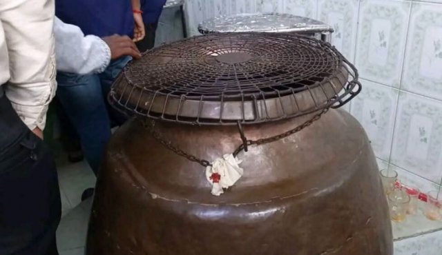 হজরত শাহজালাল (রহ.)-এর দরগাহে থাকা দানের তিনটি ডেগ সিলগালা করে জেলা প্রশাসন