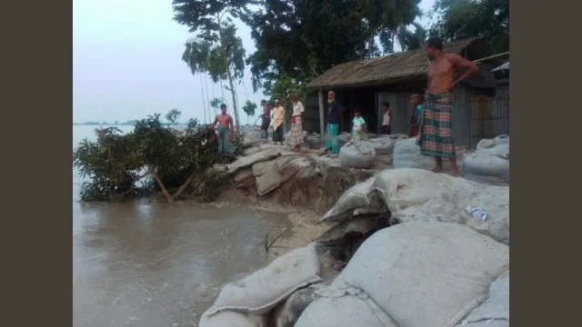 ভাঙনে বিলীন হচ্ছে একের পর এক বসতি