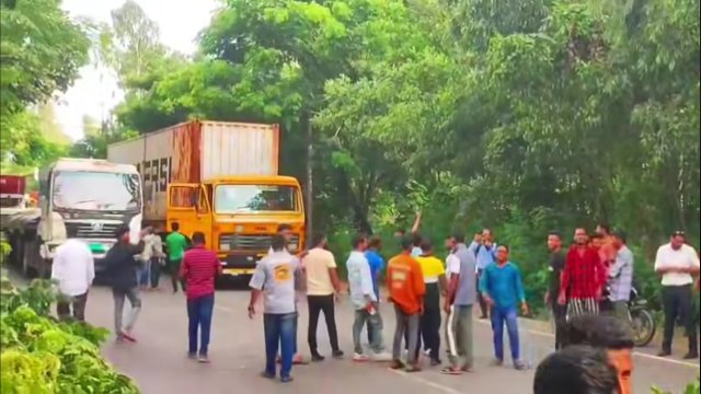 প্রার্থিতা বাতিলের প্রতিবাদে ঢাকা-চট্টগ্রাম মহাসড়ক অবরোধ করে বিক্ষোভ করেছেন নেতাকর্মী ও অনুসারীরা