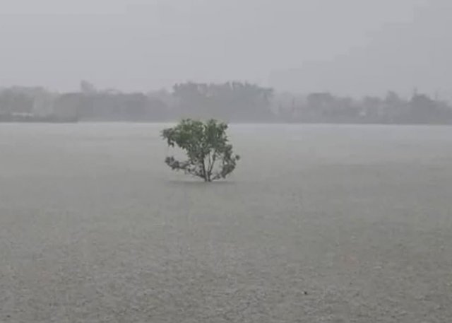 বহু বসতবাড়ি, শিক্ষাপ্রতিষ্ঠান ও গ্রামীণ সড়ক পানির নিচে তলিয়ে যাওয়ায় জনজীবন মারাত্মকভাবে ব্যাহত হচ্ছে