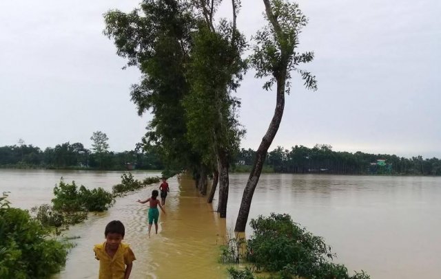 বৃহস্পতিবার রাত পর্যন্ত দুই লক্ষাধিক মানুষ পানিবন্দি অবস্থায় আছে