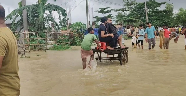 টানা বৃষ্টি ও পাহাড়ি ঢলে চট্টগ্রামের বিস্তীর্ণ এলাকা এখনও পানির নিচে