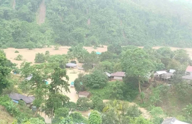 বন্যার পানিতে ডুবে গেছে বাড়িঘর