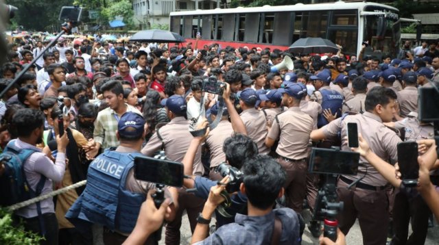 পুলিশ ও শিক্ষার্থীরা মুখোমুখি