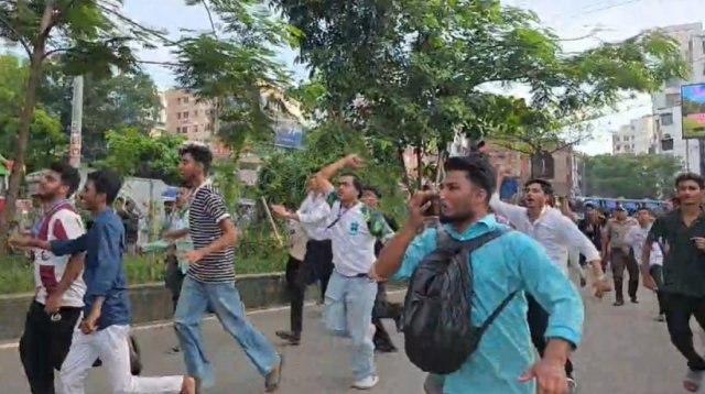 বিকালে পুলিশ লাঠিচার্জ করে শিক্ষার্থীদের সড়ক সরিয়ে দেয়