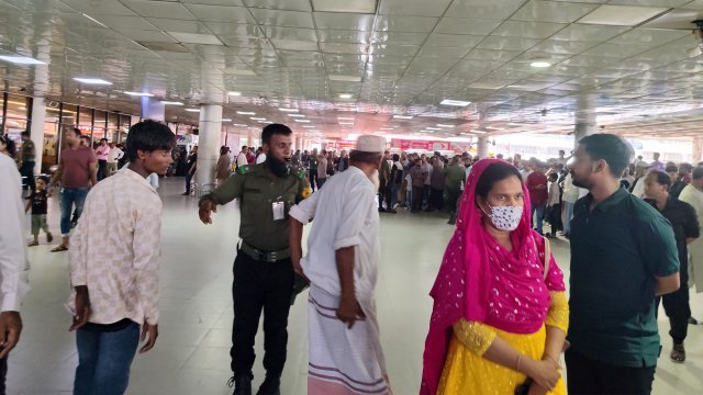 শাহজালাল আন্তর্জাতিক বিমানবন্দরে দর্শনার্থীদের ভিড়