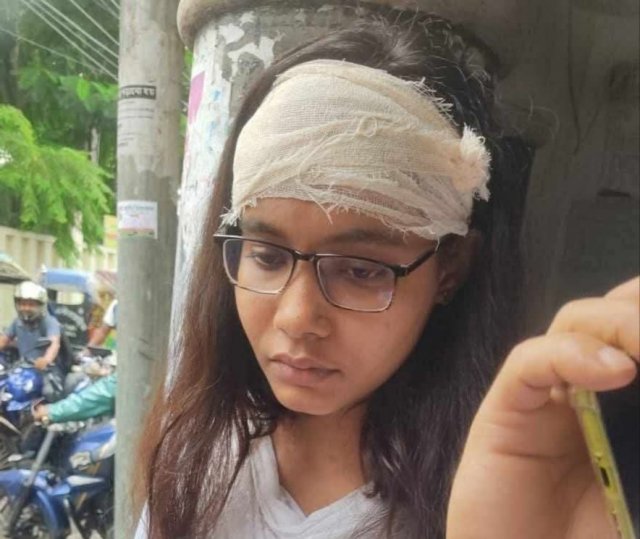 পেপারওয়েটটি সরাসরি সেখানে অবস্থানরত শিক্ষানবিশ আইনজীবী সাবিহা সুলতানার মাথায় গিয়ে আঘাত করে