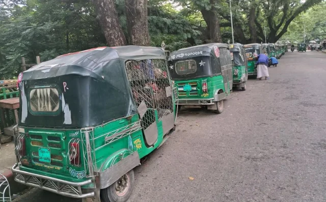 কোথাও কোথাও গাড়ির সারি এক থেকে দুই কিলোমিটার পর্যন্ত ছাড়িয়ে যাচ্ছে