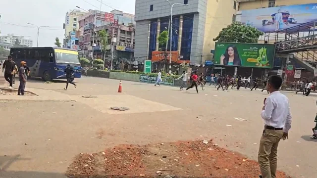 মিরপুরে উচ্ছেদ অভিযানে পুলিশের সঙ্গে সংঘর্ষ, আগুন (সংগৃহীত ছবি) 