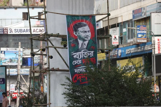 মেট্রোরেলের পিলারে গ্রাফিতি (8)