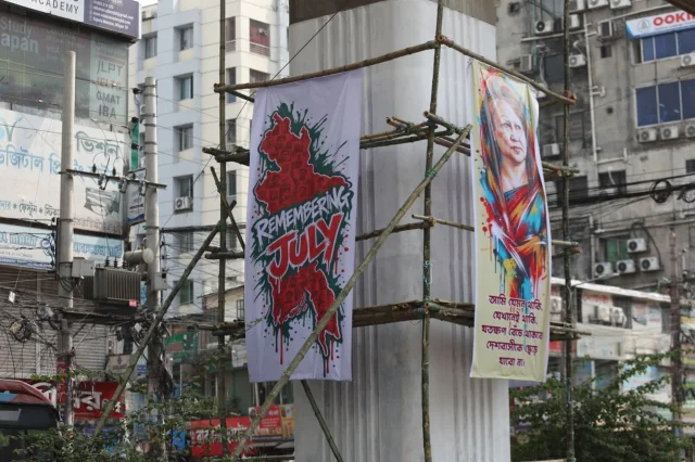 মেট্রোরেলের পিলারে গ্রাফিতি (1)