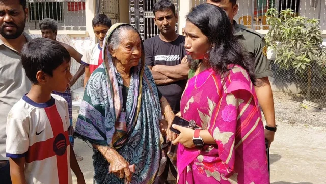 উপজেলা প্রশাসনের উদ্যোগে পারিবারিক সমঝোতার মাধ্যমে মঙ্গলবার (২০ অক্টোবর) দুপুরে তাকে ছেলের বাড়িতে তুলে দেওয়া হয়