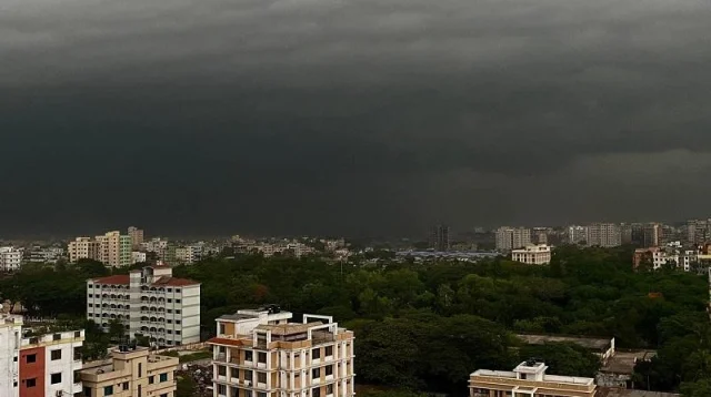 বছরের প্রথম বৈশাখী ঝড়, সারাদিন বৃষ্টির সম্ভাবনা
