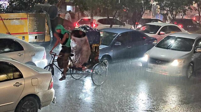 রাতেও ভারী বৃষ্টি, যানজটে ভোগান্তিতে নগরবাসী