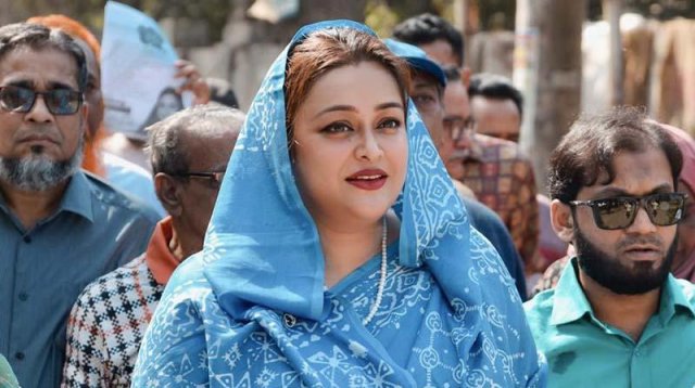 Daryoda notanish odam bilan jinsiy aloqa qilish Eri uchun yalangoch xotin fotosurati