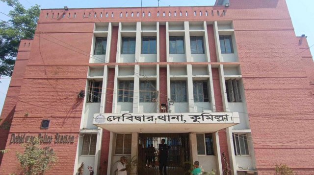 মানুষের কঙ্কাল নিয়ে টানাটানি করছিল কুকুর