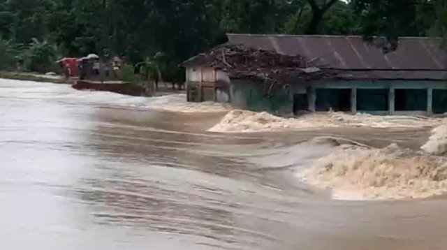 মৌলভীবাজারে বন্যা পরিস্থিতির অবনতি, আড়াই লক্ষাধিক মানুষ পানিবন্দি