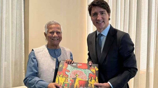 Aka singlisini rus pornosini korishga kondirdi. Yapon ayolning mushuk videosiga singdirish