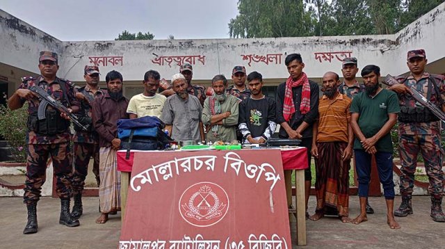 বাংলাদেশে প্রবেশের সময় দালালসহ ৮ জন আটক