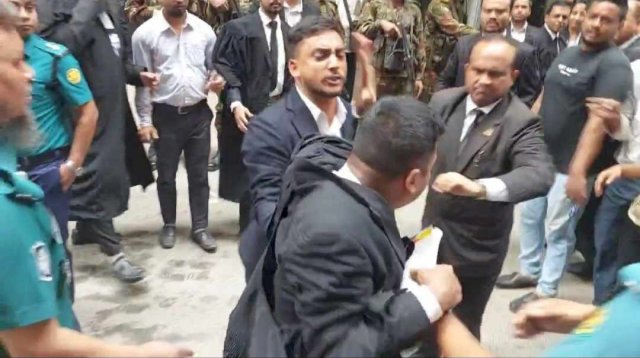 জয় বাংলা‍‍` স্লোগান দেওয়ায় আইনজীবীকে মারধর